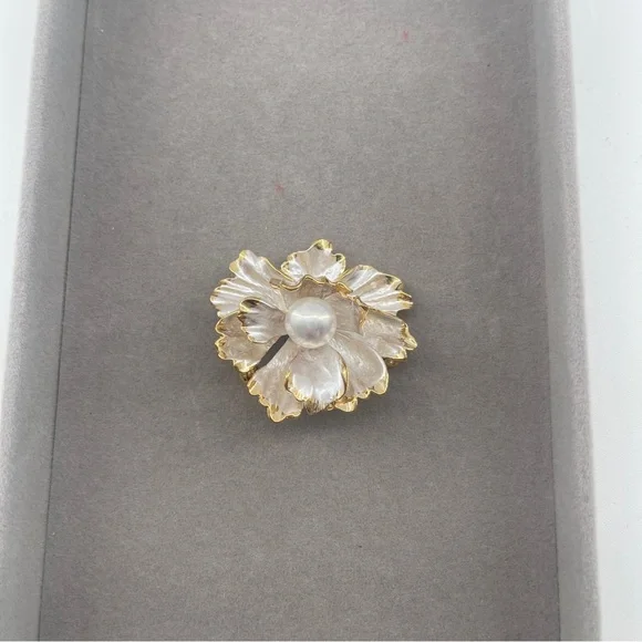 Brooches - Picture 1 of 2